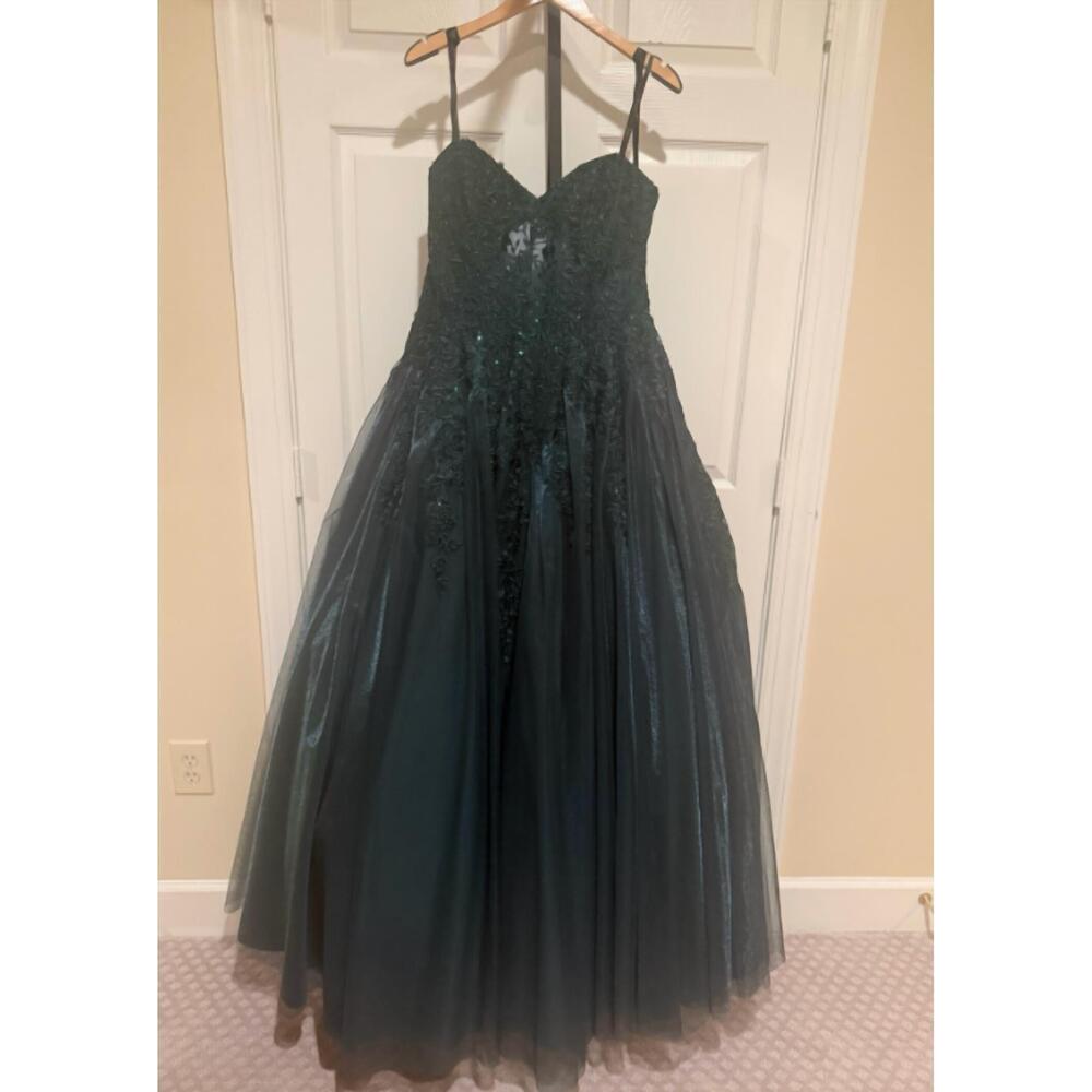 NEW JVN women's ball gown in emerald green
